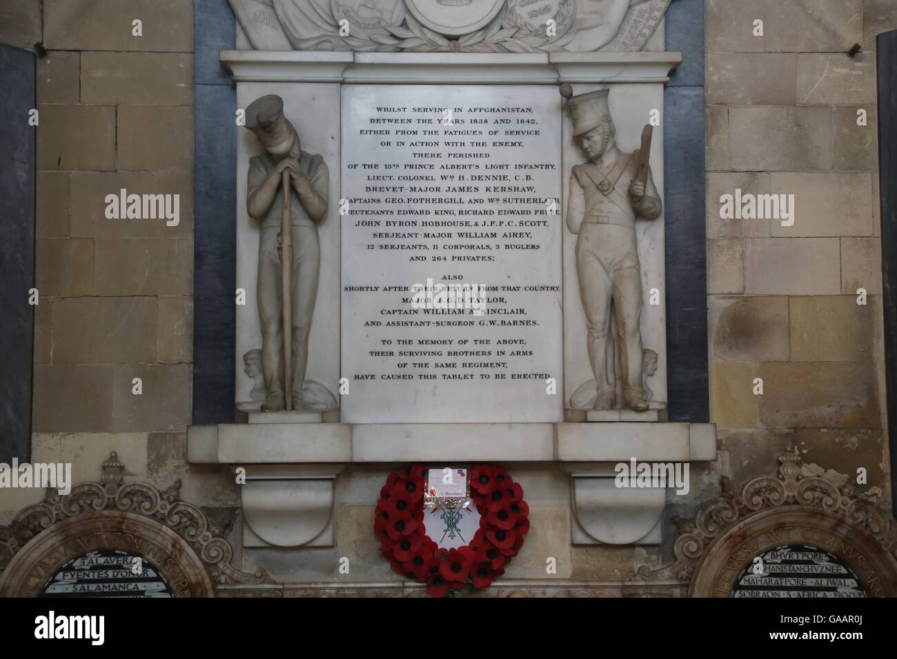 Il y a de nombreux mémoriaux sur les murs pour héros militaires, ainsi qu'aux unités et des campagnes. La Cathédrale de Canterbury. Banque D'Images