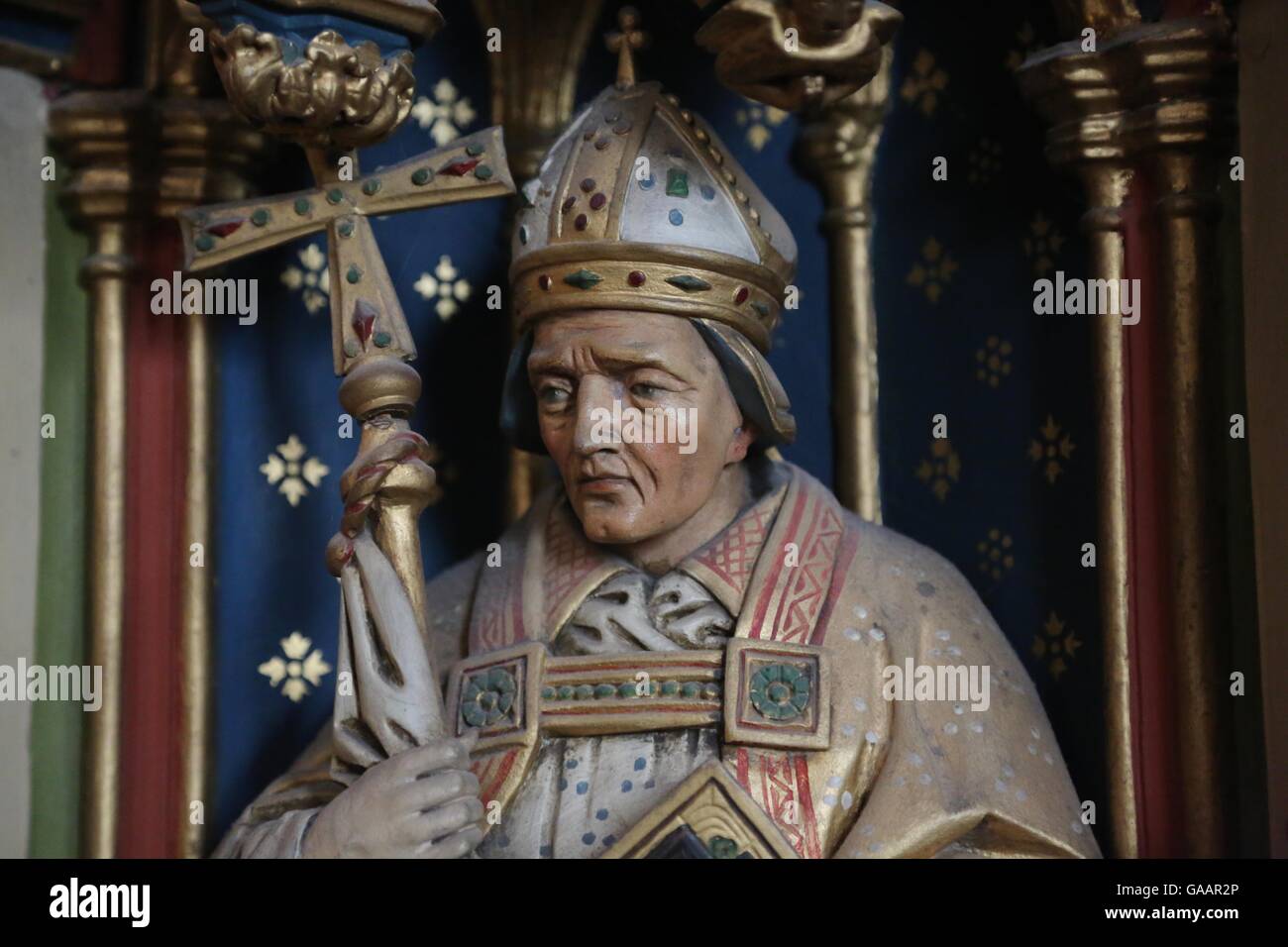 Statue d'un évêque dans la Cathédrale de Canterbury. Canterbury, Angleterre. Banque D'Images