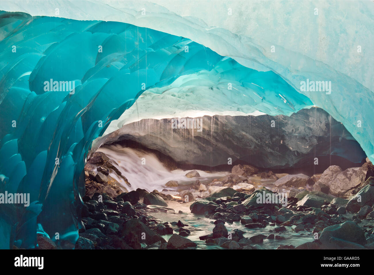 La Fusion Dans La Grotte De Glace Du Glacier De Mendenhall Juneau la-fusion-dans-la-grotte-de-glace-du-glacier-de-mendenhall-juneau