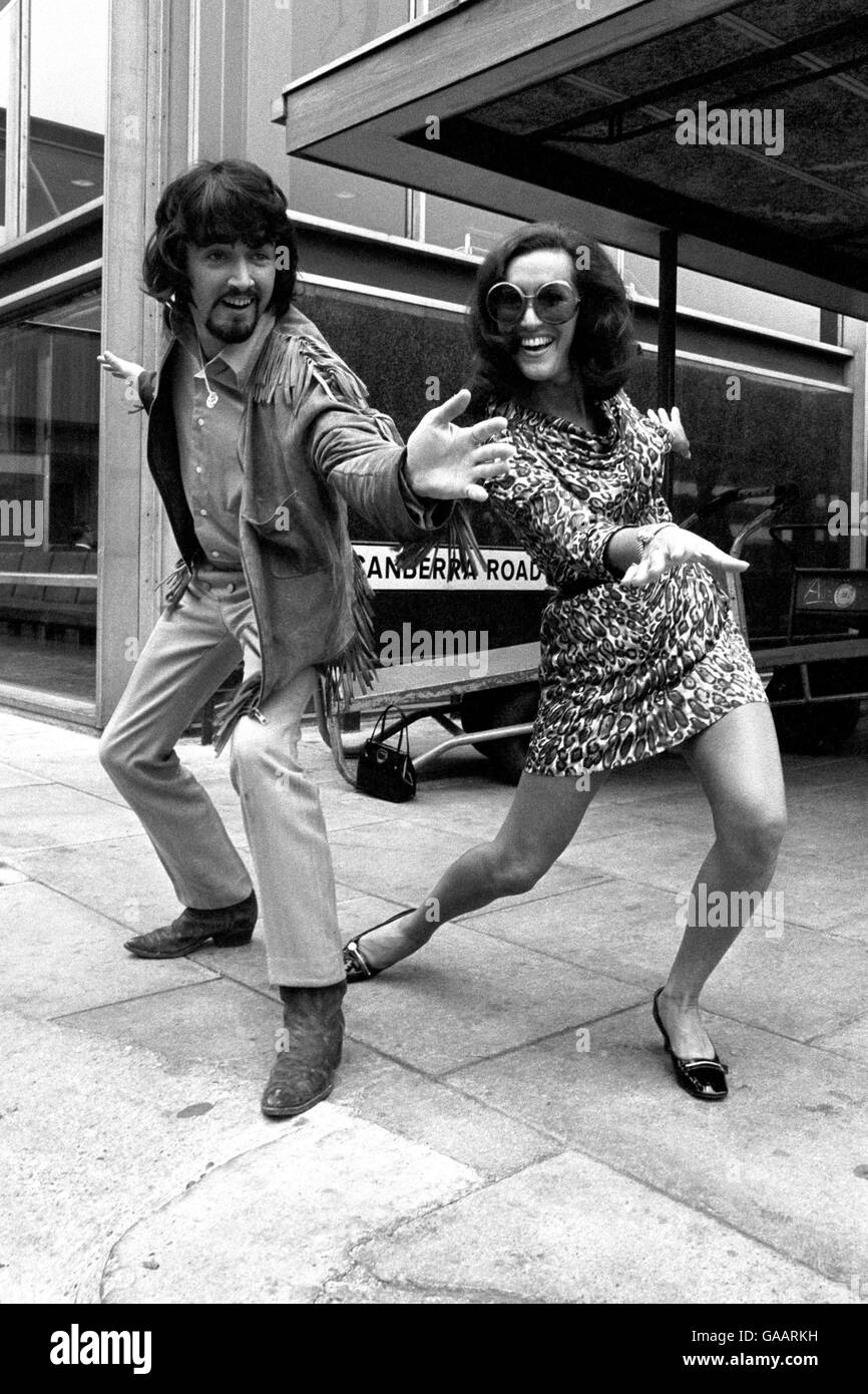 La chanteuse pop PJ Proby reçoit une leçon de danse de la part de sa chorégraphe Shirley Langford, à l'aéroport d'Heathrow, avant de partir pour l'Australie pour filmer une émission de télévision. Banque D'Images