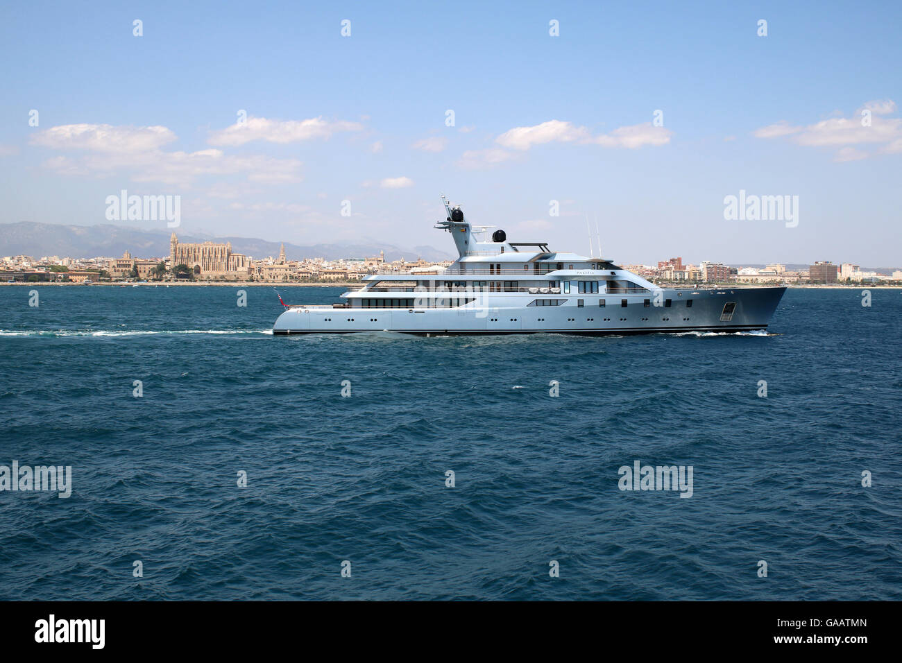 'Pacific' Megayacht ( 85m luxury yacht à moteur construit en 2010 par Picchiotti) - départ du port de Palma de Majorque Banque D'Images