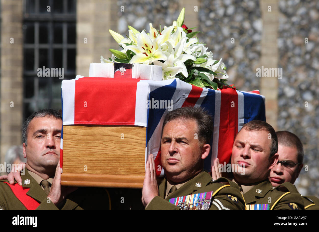 Le cercueil du soldat Aaron James McClure quitte l'église St Thomas à Ipswich après ses funérailles. Banque D'Images