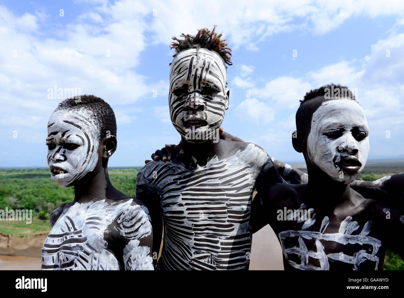 Karo garçons avec peau décorative de la peinture. La tribu Karo, rivière Omo, Ethiopie, Novembre 2014 Banque D'Images