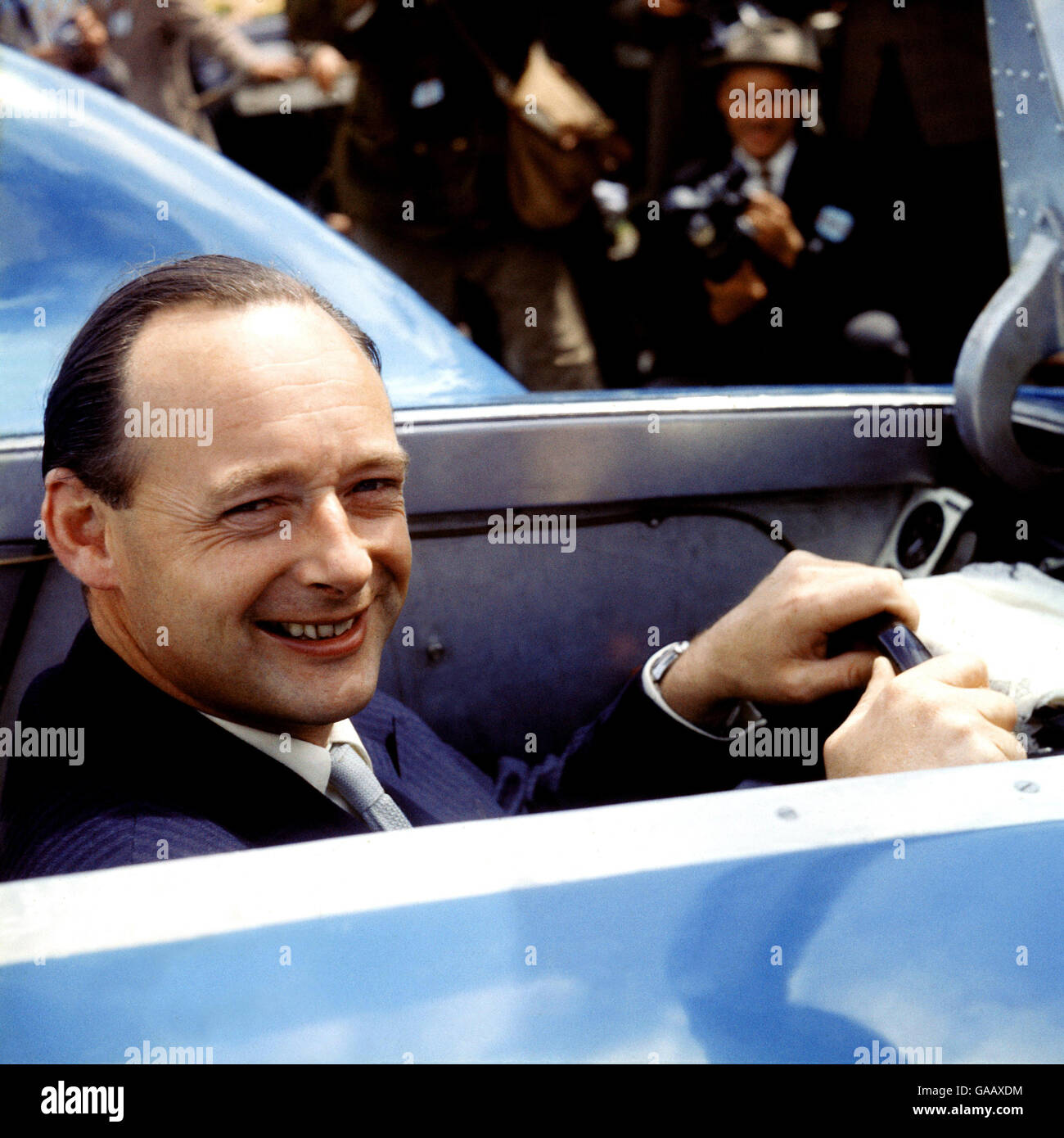 Donald Campbell est assis dans le poste de pilotage de son nouveau Bluebird CN7/62, dans lequel il devait battre le record mondial de vitesse terrestre en 1964 Banque D'Images