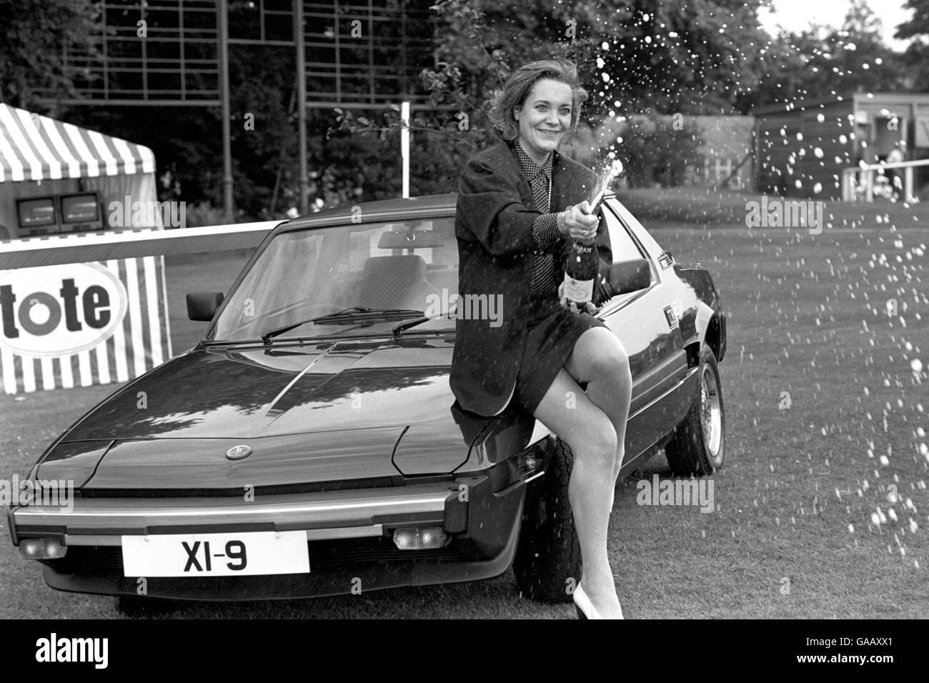 Organisateur de l'exposition, Susie Cronk, 24 ans, montrant certaines des qualités qui ont fait de son Harper et de son Queens le mieux habillé Sloane Ranger 1988. Banque D'Images