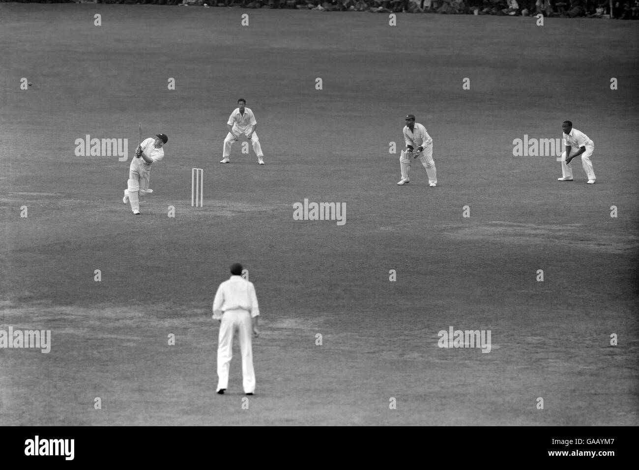 Cricket - Angleterre contre Antilles - 2e épreuve - 2e jour - Lord's.Johnny Wardle, en Angleterre, en action de coups de matraque.Le gardien de cricket des Indes occidentales Clyde Walcott (deuxième à droite) est également représenté sur la photo. Banque D'Images