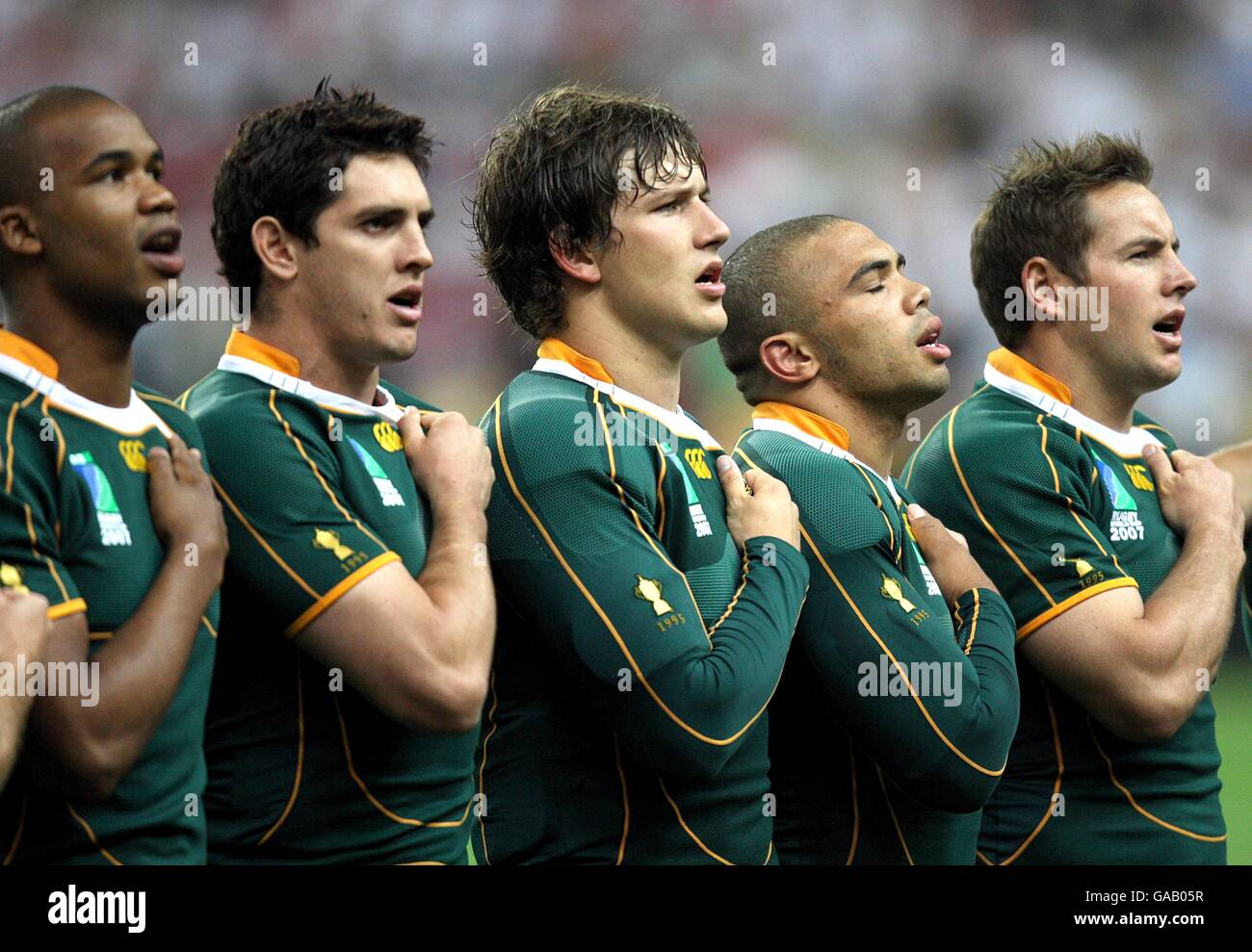 Rugby Union - IRB Rugby World Cup 2007 - Pool A - Angleterre / Afrique du Sud - Stade de France.Les joueurs sud-africains se sont joints à l'hymne national Banque D'Images