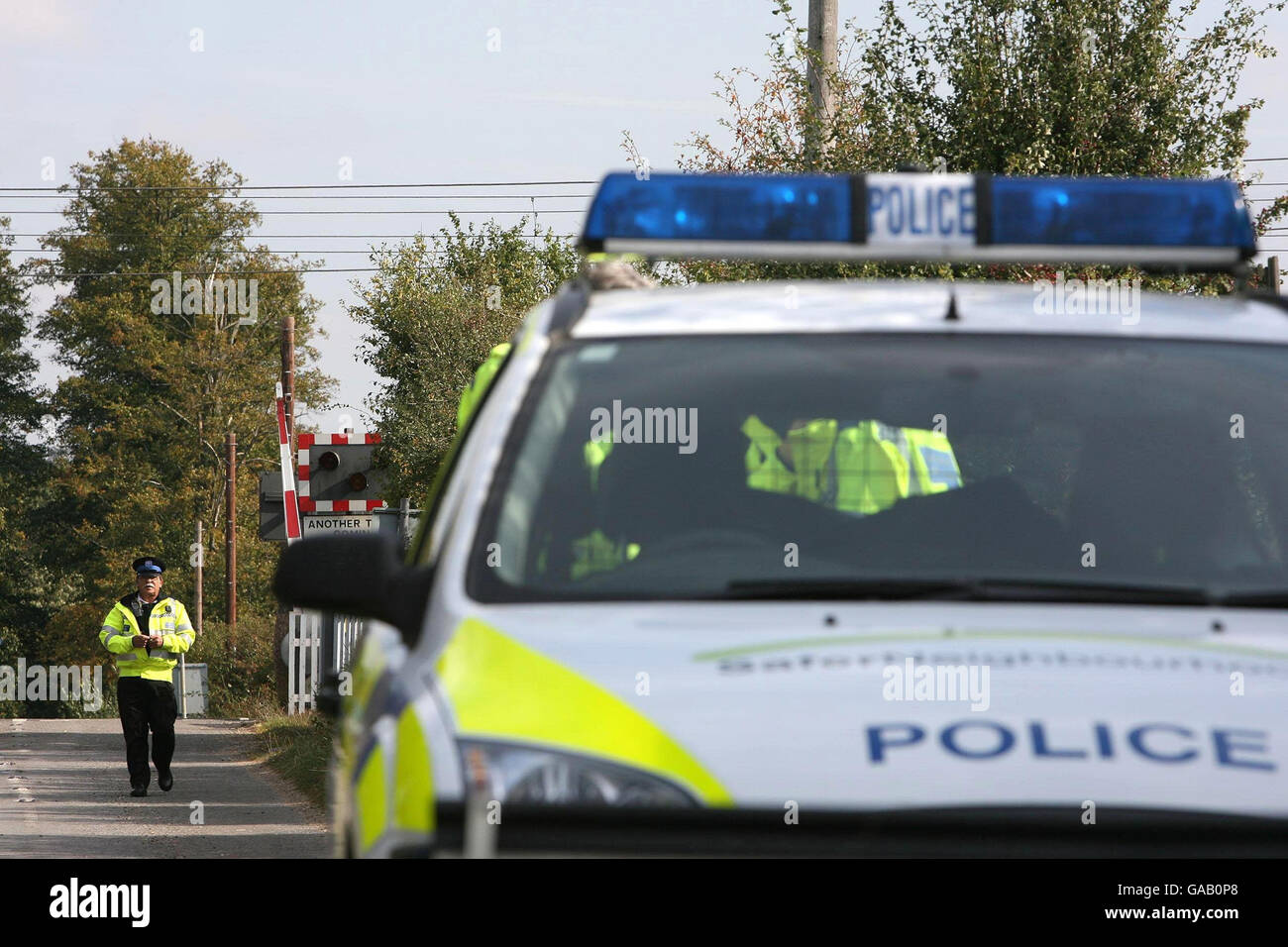 La police est présente à proximité d'une ferme de races rares à Baylham, dans le Suffolk, où une vache a été trouvée avec la fièvre catarrhale du mouton. Banque D'Images