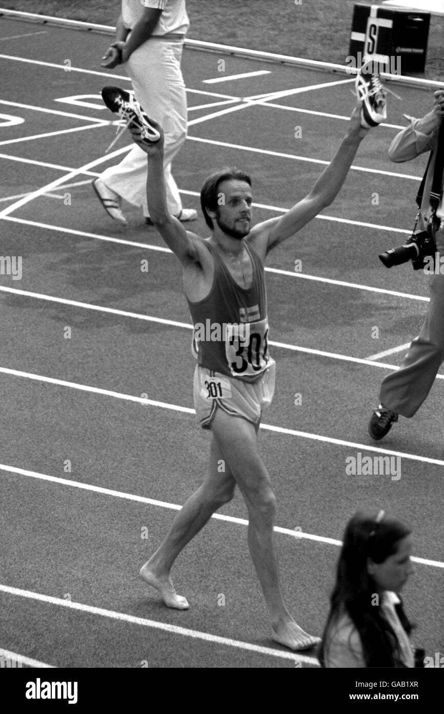 La Lasse Viren de Finlande célèbre avec ses pointes après avoir gagné l'or dans le 10000m Banque D'Images