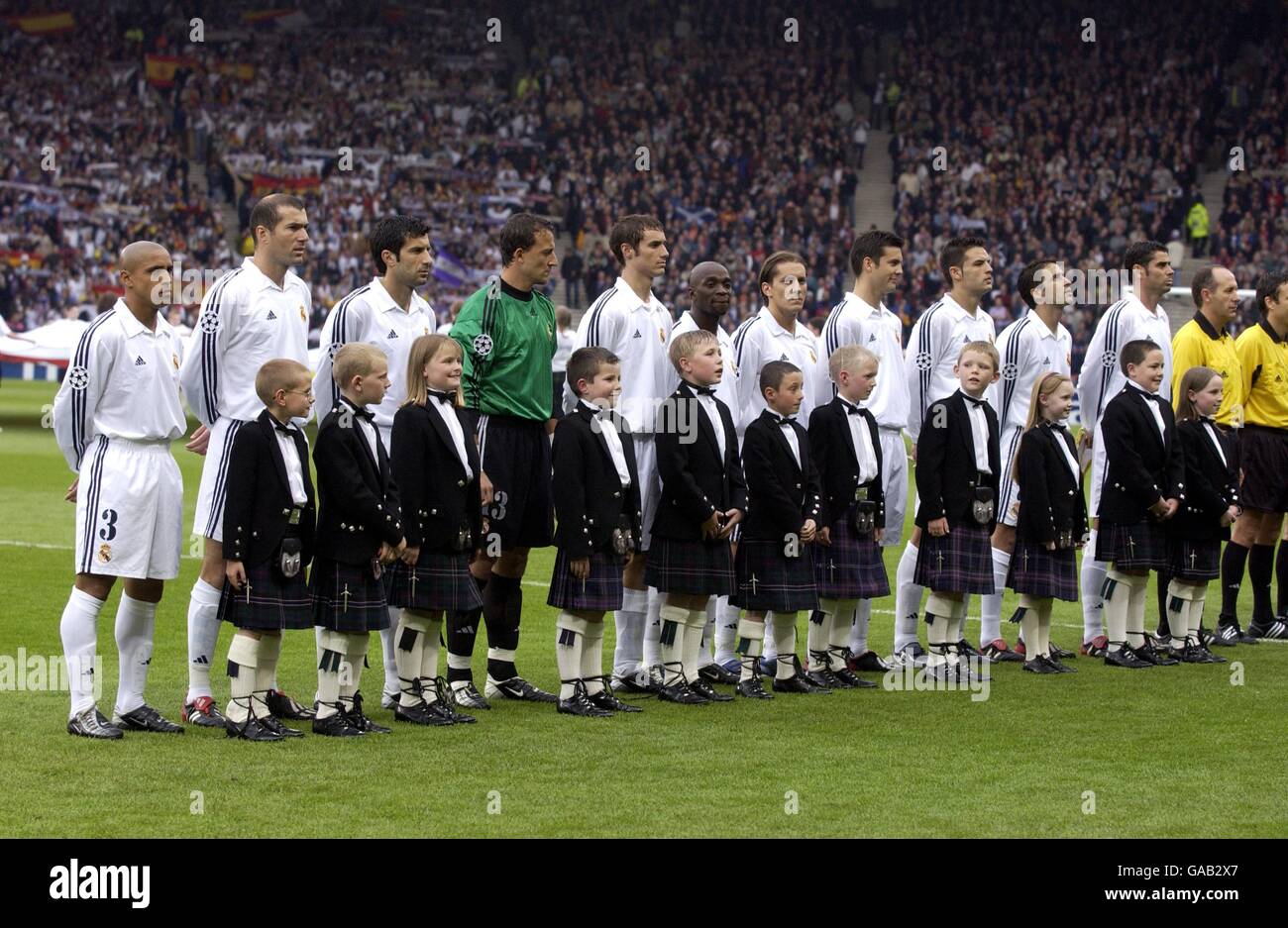 Football - Ligue des champions de l'UEFA - finale - Bayer Leverkusen contre Real Madrid. Les joueurs du Real Madrid s'alignent avant le match Banque D'Images