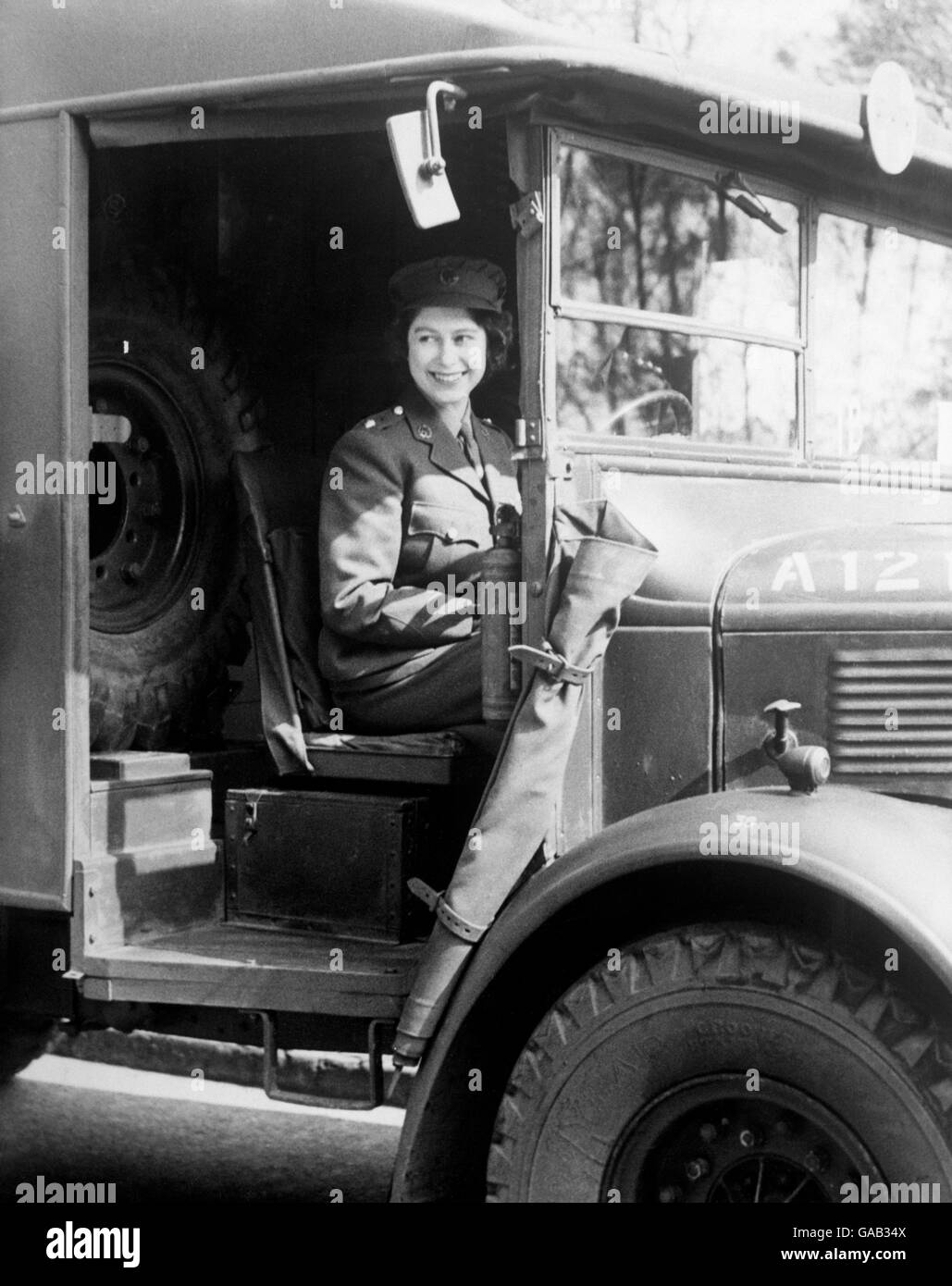 La princesse Elizabeth est au volant d'un véhicule de l'Armée lorsqu'elle a servi pendant la Seconde Guerre mondiale dans le service territorial auxiliaire. Banque D'Images