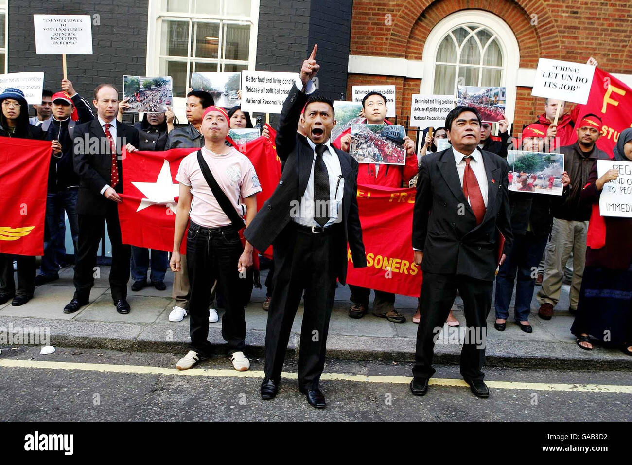 Les manifestants ont manifesté leur colère devant l'ambassade de l'Union du Myanmar à Mayfair, Londres, pour manifester leur soutien aux manifestations des Monks bouddhistes en Birmanie. Banque D'Images