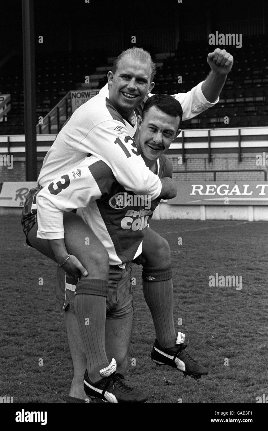 Mike Gregory de Warrington remporte un tour de victoire sur le dos du vice-capitaine Garry Schofield, après avoir été choisi pour diriger l'équipe de rugby à XV en Nouvelle-Zélande. Banque D'Images