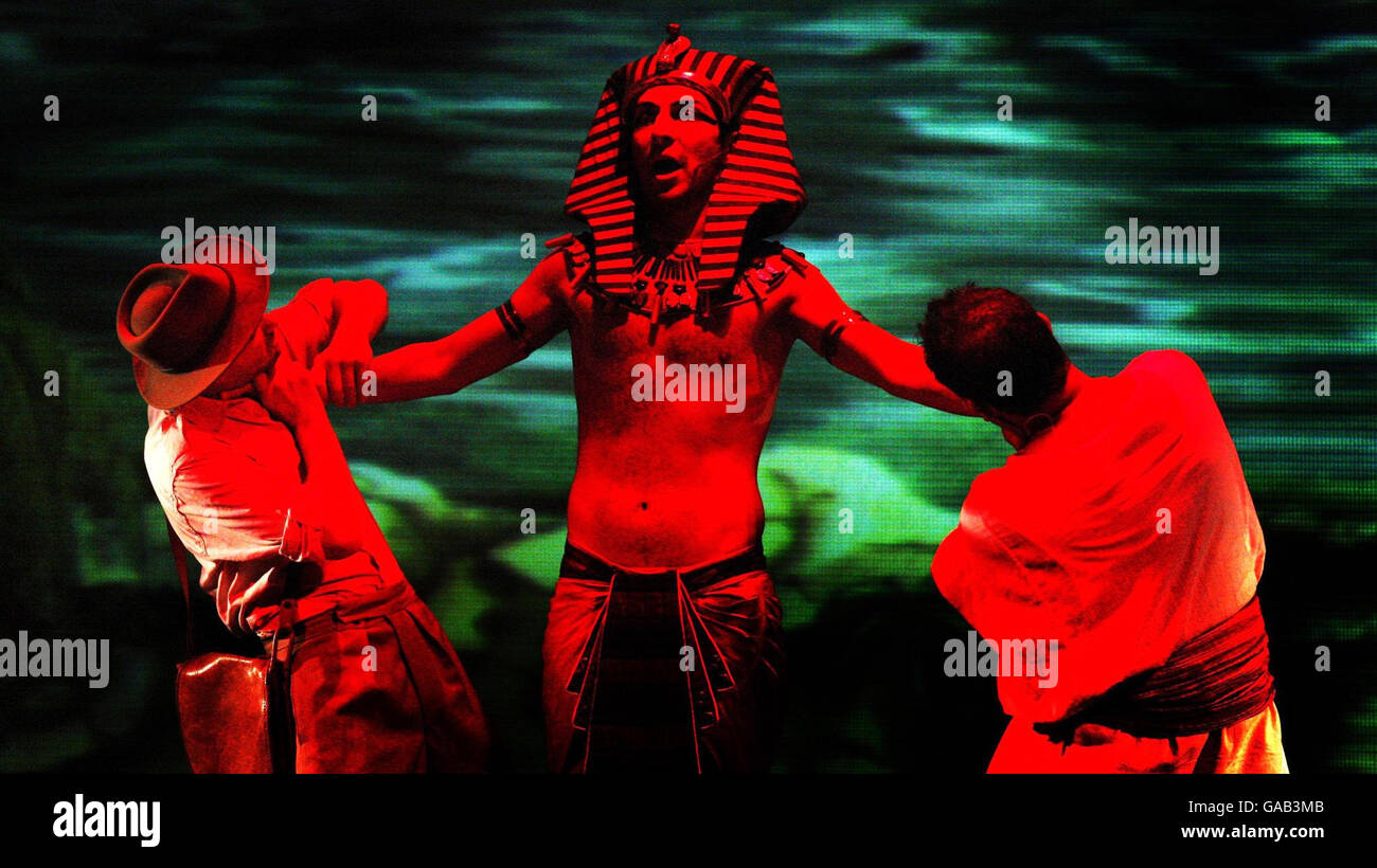 Des membres de la troupe des Egyptiens horribles, spectacle de scène d'histoires horribles au théâtre Playhouse d'Édimbourg. Banque D'Images