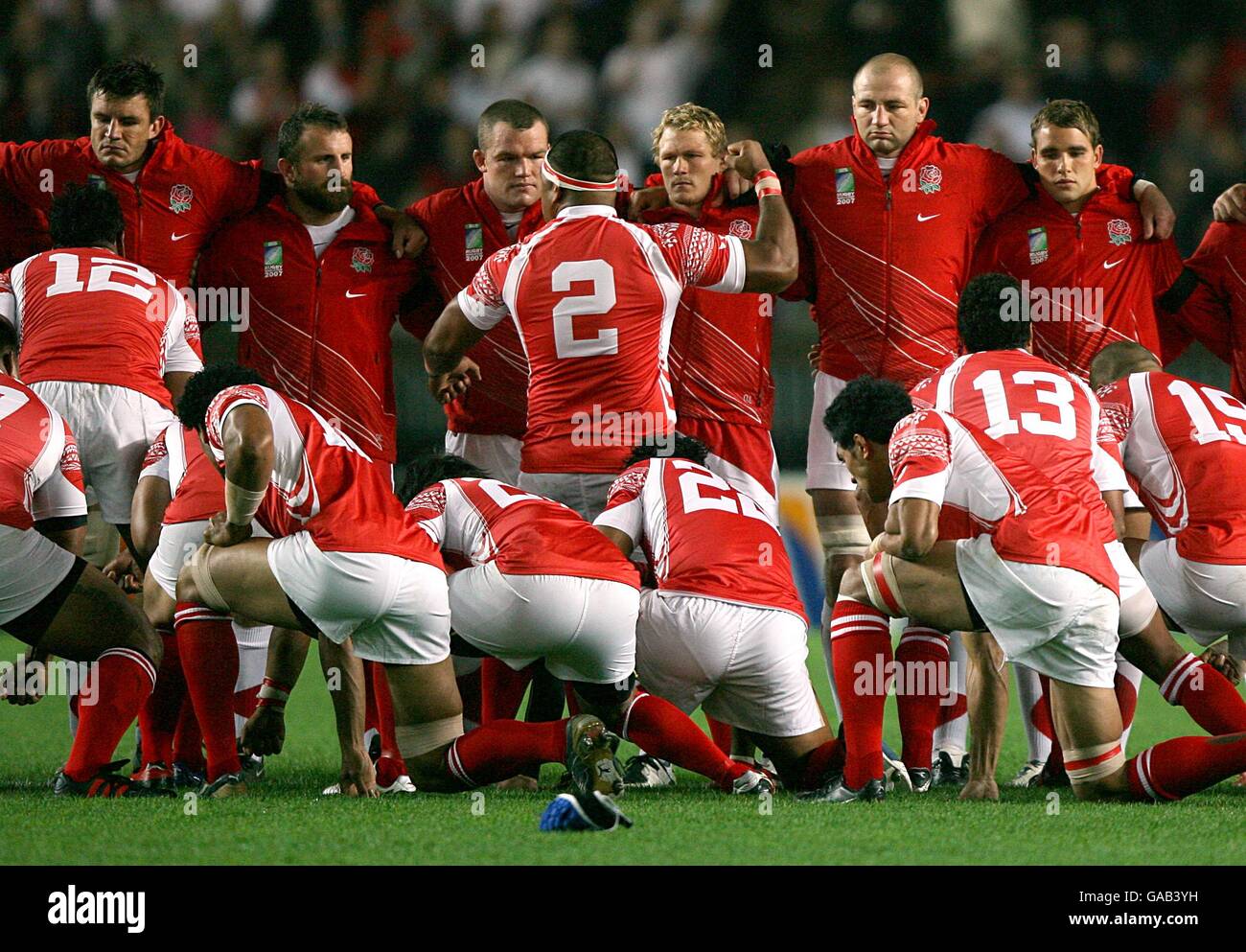Les Tonga exécutent le Haka à quelques mètres de la L'équipe d'Angleterre  montre un signe de respect Photo Stock - Alamy