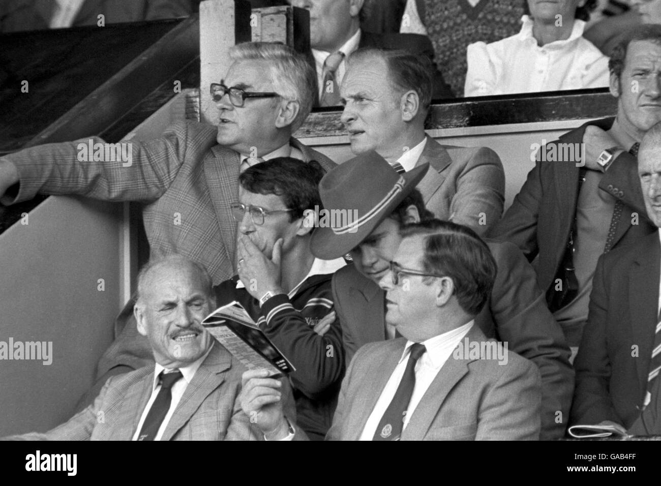 Légende du Rock and Roll Elton John (au centre avec chapeau) Siège à côté du directeur de Watford, Graham Taylor (l) Banque D'Images