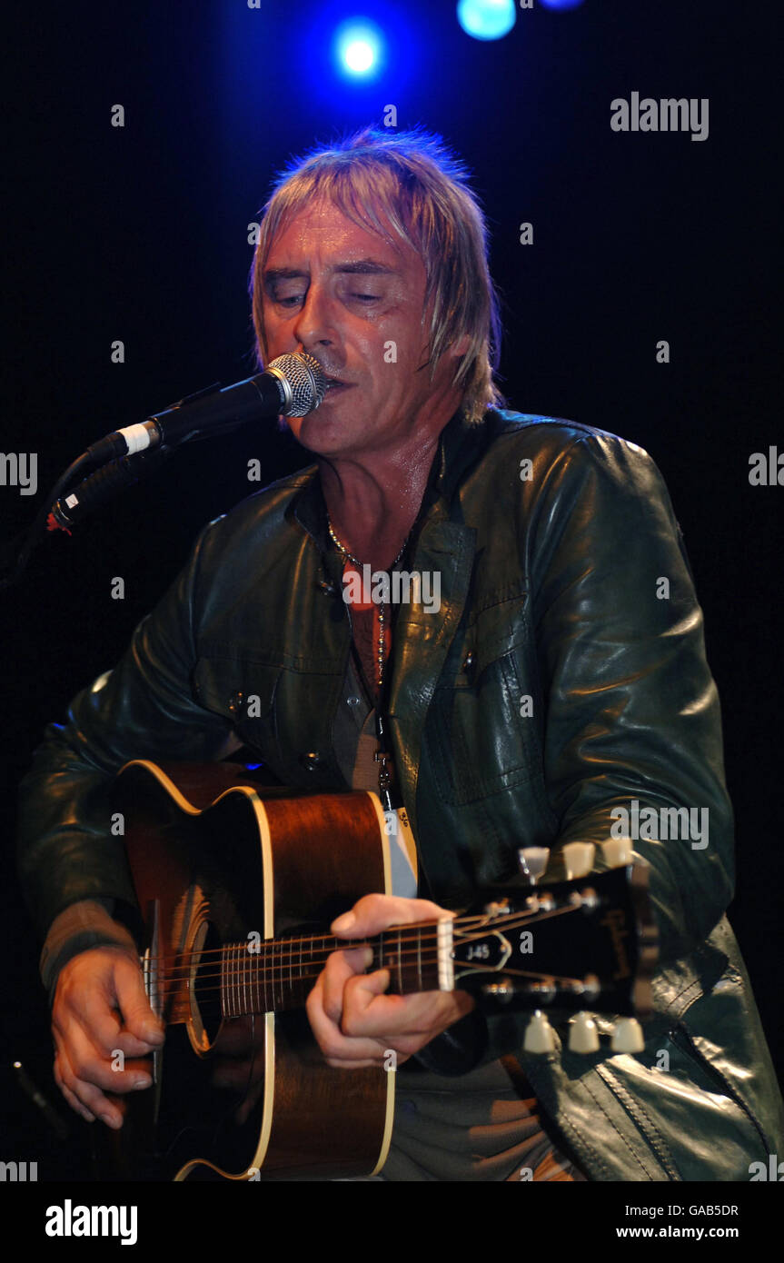Paul Weller se produit lors d'une soirée acoustique à l'aide de la charité de Nordoff Robbins à l'Astoria dans le centre de Londres. Banque D'Images