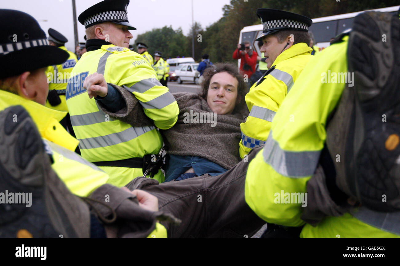 Un manifestant est transporté par la police à la base navale de Faslane au cours du dernier jour d'une manifestation antinucléaire d'un an sur le site. Banque D'Images