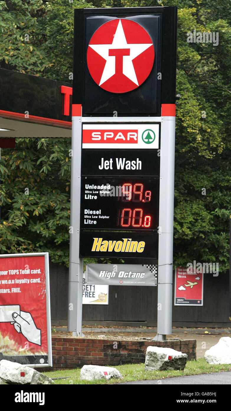 Une station-service sur l'A30 près de Windlesham, Surrey, affiche le prix du carburant diesel à 1 litre et du carburant sans plomb à 99.9 penny le litre. Banque D'Images