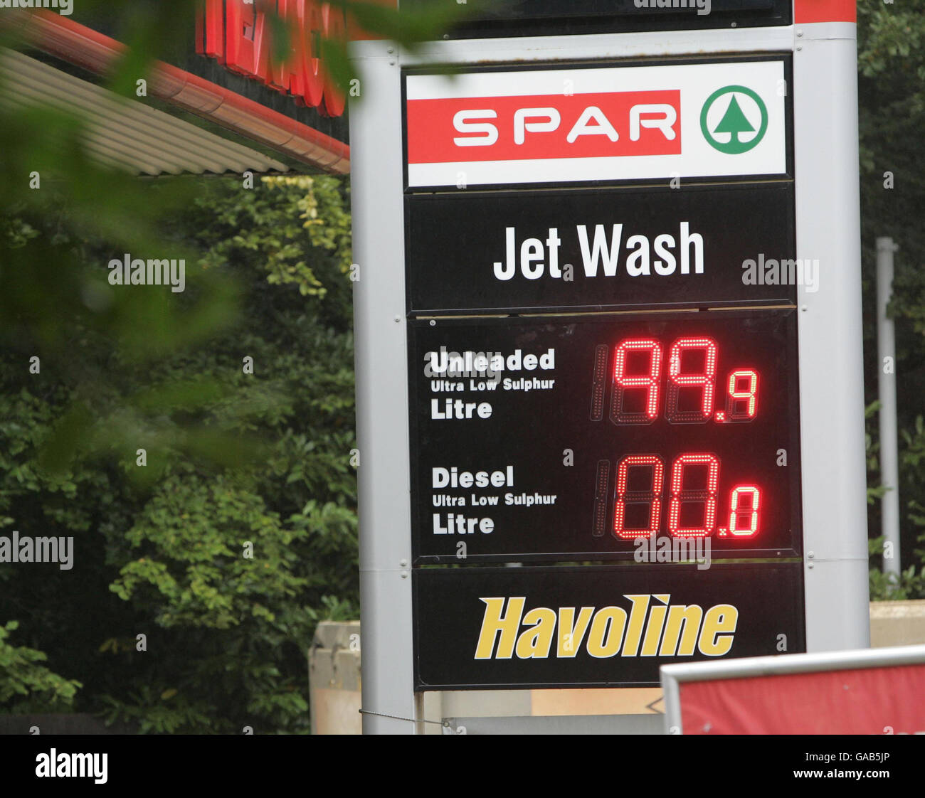 Une station-service sur l'A30 près de Windlesham, Surrey, affiche le prix du carburant diesel à 1 litre et du carburant sans plomb à 99.9 penny le litre. Banque D'Images