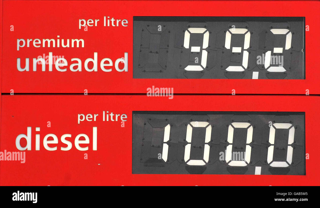 Une station-service du sud du Derbyshire affiche le prix du carburant diesel à 1 litre et du carburant sans plomb à 99.2 penny par litre. Banque D'Images