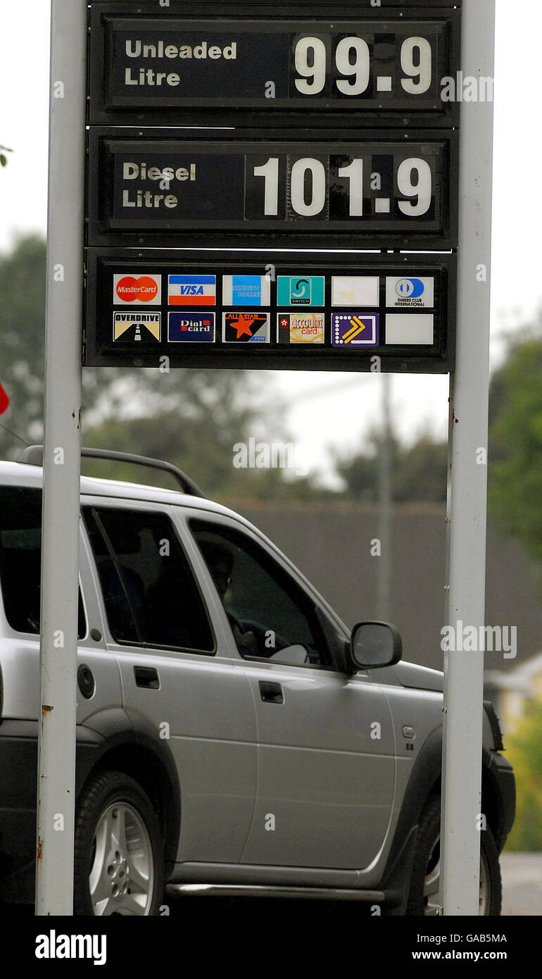 Une station-service à Ashby de la Zouch, dans le Leicester, affiche le prix du carburant diesel à 1.01 le litre et du carburant sans plomb à 99.9 penny le litre. Banque D'Images