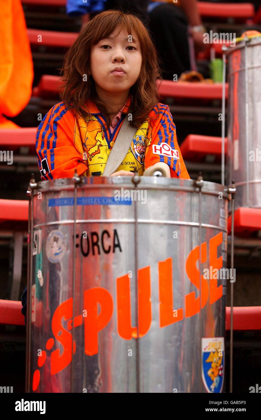 Un fan de Shimizu S-Pulse attend le match avec la Russie pour commencer, elle peut frapper son tambour en soutien de son équipe Banque D'Images