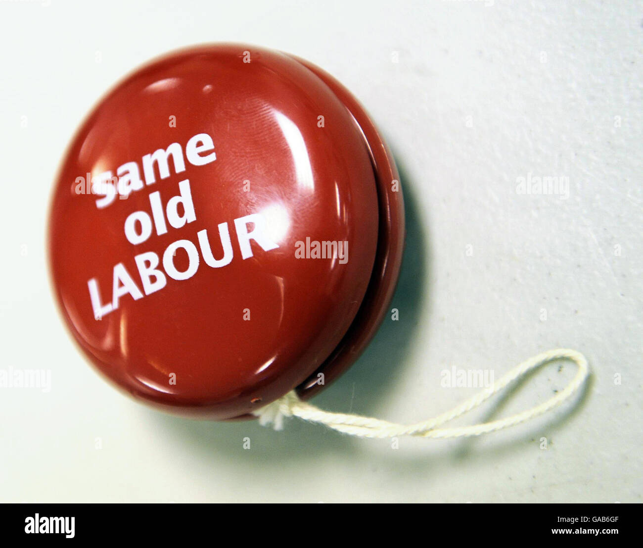 Un yo-yo qui est distribué par les conservateurs lors de la conférence de leur parti tenue aux jardins d'hiver de Blackpool. Banque D'Images
