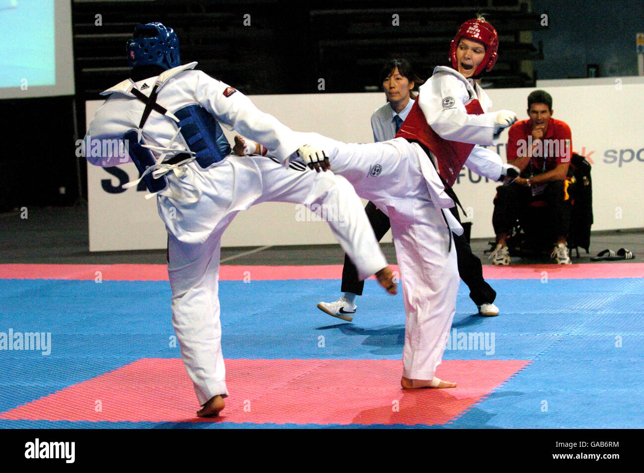 Athlétisme - 2007 qualification olympique mondiale de Taekwondo Bejing - MEN Arena.Helena Fromm en action contre Gwladys Epangue en France (l) Banque D'Images