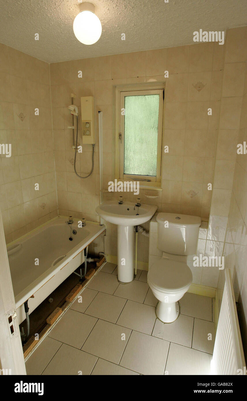 Photo datée du 19/09/2007 de la salle de bains de la propriété semi-détachée sur le croissant Neuk à Houston, comme elle a été laissée par la police.La propriété était la maison de Bilal Abdullah et de Kafeel Ahmed, les deux hommes liés à l'attaque terroriste de l'aéroport de Glasgow. Banque D'Images