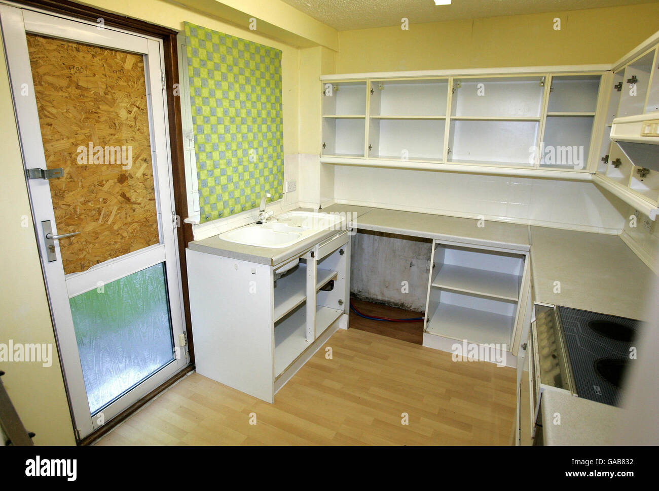 Photo datée du 19/09/2007 de la cuisine de la propriété semi-détachée sur le croissant Neuk à Houston, qui a été la maison de Bilal Abdullah et de Kafeel Ahmed, les deux hommes liés à l'attaque terroriste de l'aéroport de Glasgow. Les portes du placard ont été retirées par la police. Banque D'Images