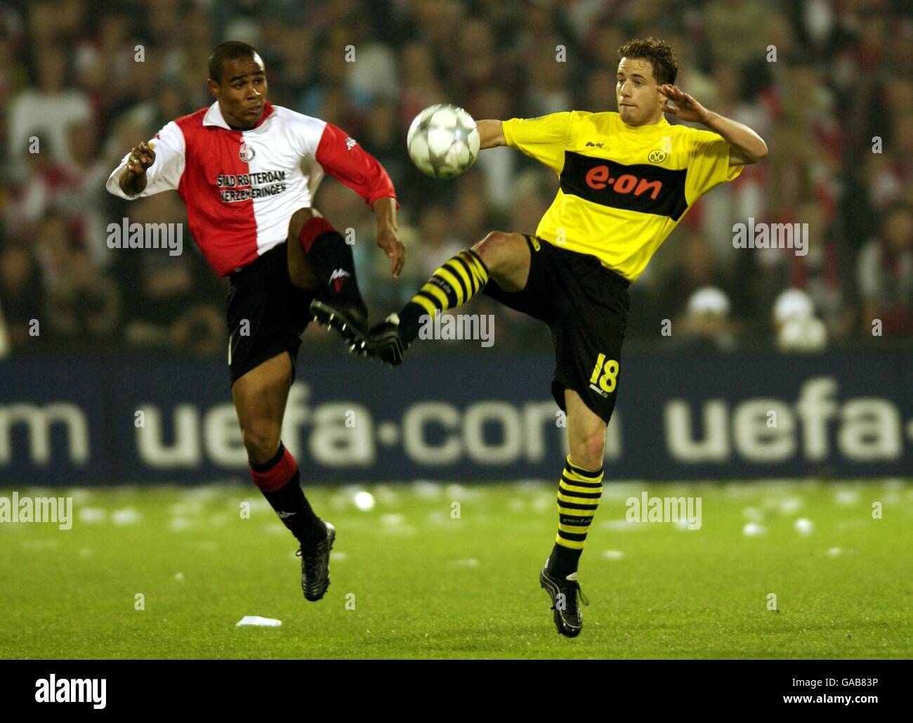 Leonardo Vitor Santiago de Feyenoord (l) combat avec les Lars de Borussia Dortmund Racken (r) Banque D'Images