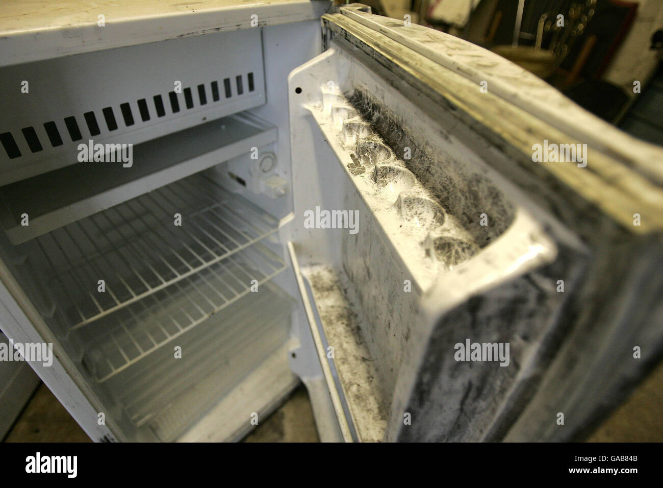 Photo datée du 19/09/2007 de l'intérieur du réfrigérateur entreposé dans le garage d'une propriété sur le croissant Neuk à Houston qui était la maison de Bilal Abdullah et de Kafeel Ahmed, les deux hommes liés à l'attaque terroriste de l'aéroport de Glasgow.La poussière noire qui recouvre le réfrigérateur a été utilisée par la police pour prendre des photos. Banque D'Images