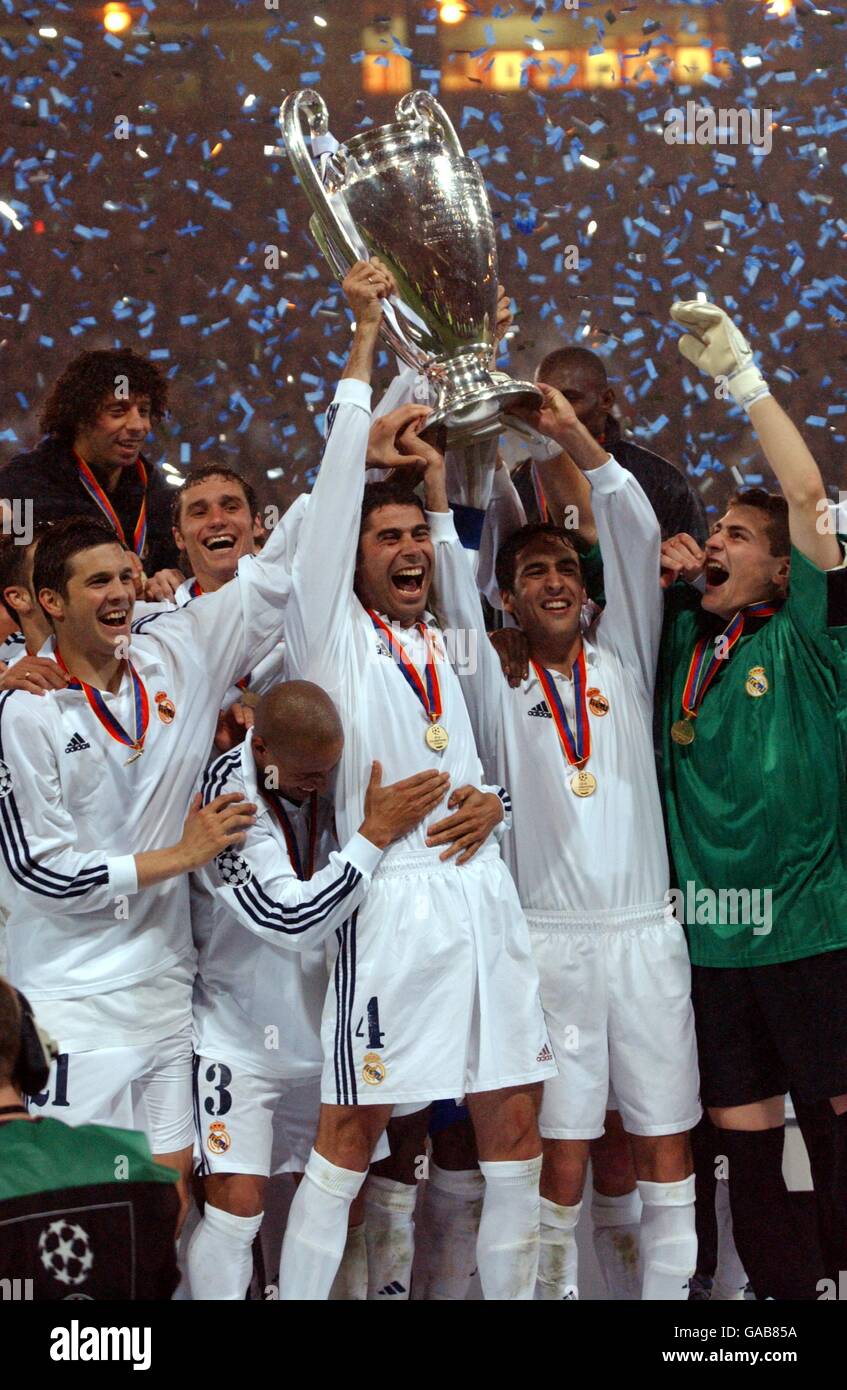 Football - Ligue des champions de l'UEFA - finale - Real Madrid / Bayer Leverkusen.Le capitaine du Real Madrid Fernando Hierro lève le trophée de la Ligue des champions de l'UEFA après avoir remporté le titre contre Bayer Leverkusen Banque D'Images