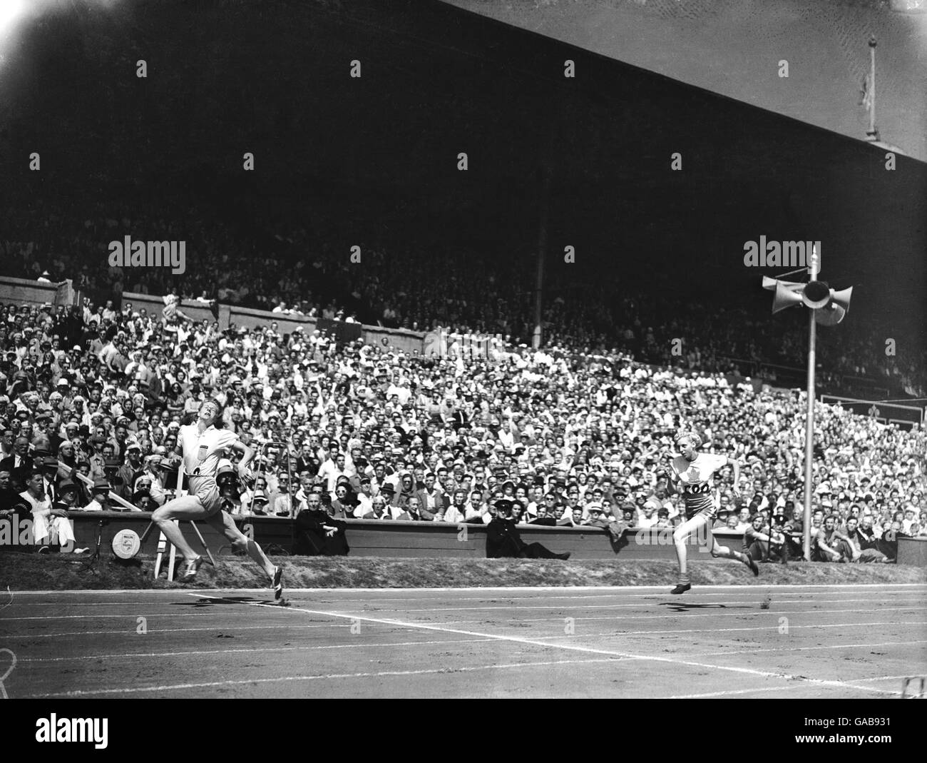 Fanny Blankers-Koen (l), de Hollande, remporte facilement la première chaleur Viola Myers (r) du Canada Banque D'Images