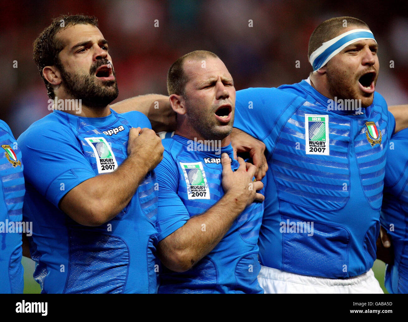 Alessando Troncon (au centre) chante l'hymne national avant le match de rugby de la coupe du monde du Groupe C au Parc des Princes, Paris, France. Date de la photo: Mercredi 19 septembre 2007. Le crédit photo devrait se lire comme suit : David Davies/PA Wire. RESTRICTIONS : l'utilisation est soumise à des restrictions. Aucune utilisation mobile. Rapports éditoriaux uniquement. Utilisation commerciale uniquement avec autorisation écrite préalable. Appelez le +44 (0) 1158 447447 ou consultez le site www.pressassociation.com/images/restrictions pour connaître toutes les restrictions. Banque D'Images