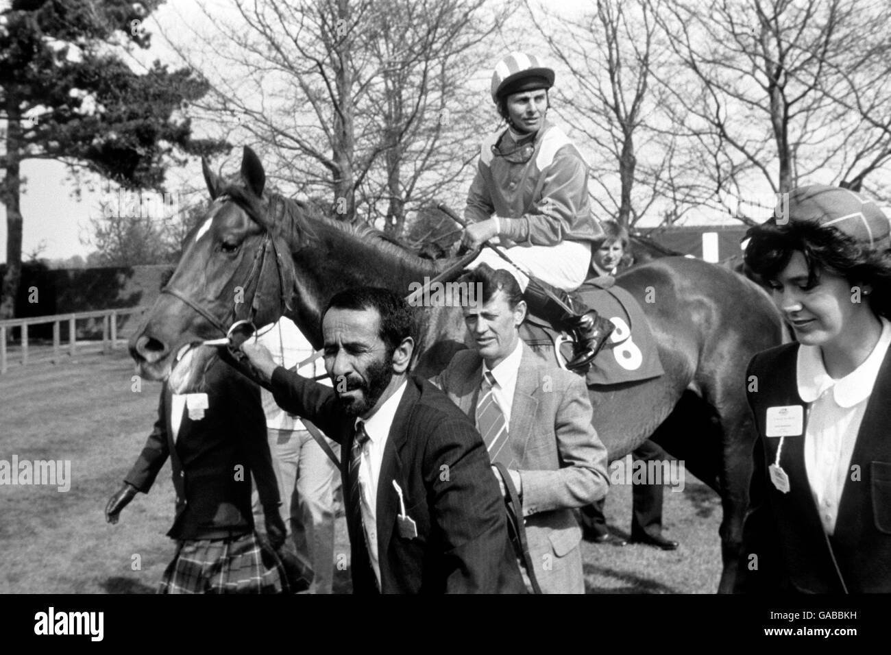 Courses hippiques - les 2000 Guinéas - Newmarket.Nashwan, Willie Carson UP, est mené dans l'enceinte du gagnant Banque D'Images