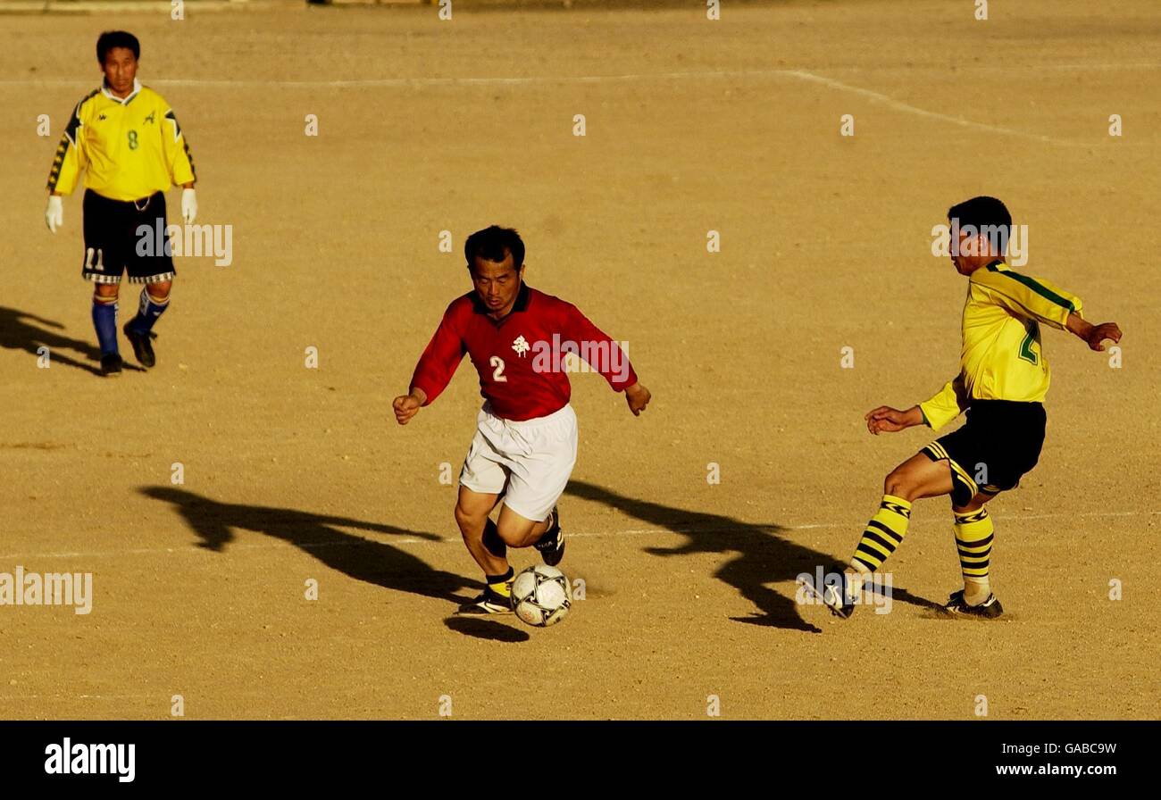 Football - coupe du monde de la FIFA 2002 - football en Corée.Au cours d'une séance de motch impliquant des chauffeurs de taxi, deux joueurs se battent pour le ballon sur un terrain de football de sable sur l'île de Jeju en Corée du Sud Banque D'Images