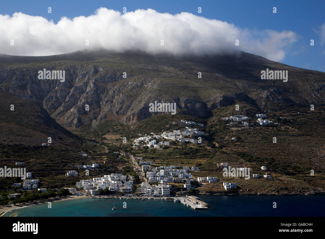 Vue montagnes et village d'Amorgos, Cyclades, Grèce Banque D'Images