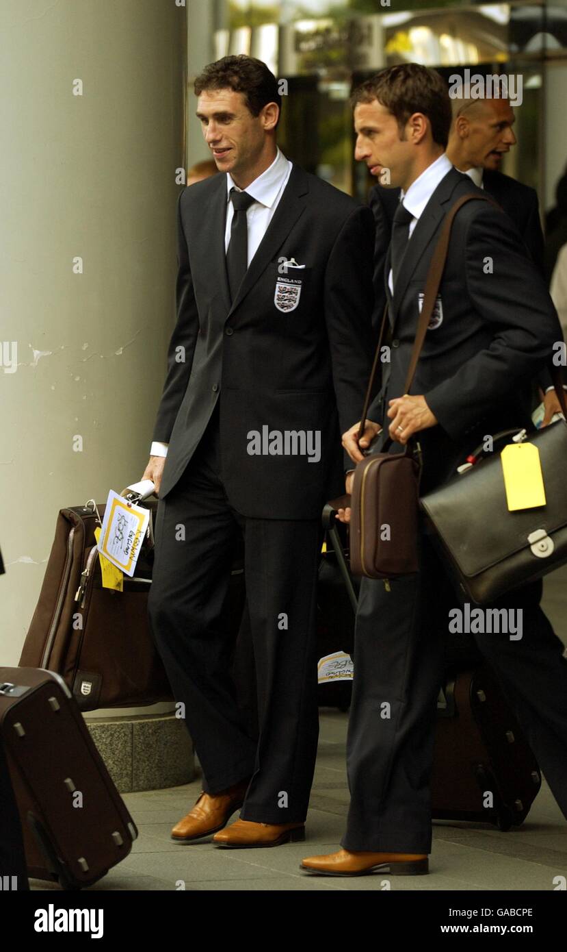 Les Anglais Martin Keown et Gareth Southgate arrivent au Japon parmi Le chaos des fans de football japonais désireux de voir le joueurs Banque D'Images