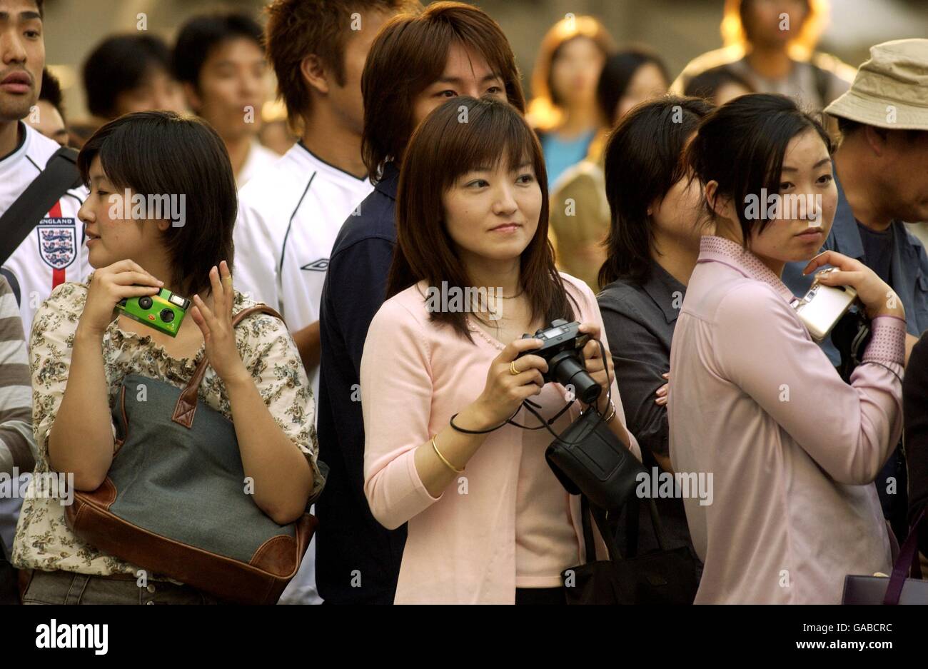 Les fans de football japonais souhaitent voir les joueurs d'Angleterre à l'aéroport international de Kansai à Osaka, au Japon Banque D'Images