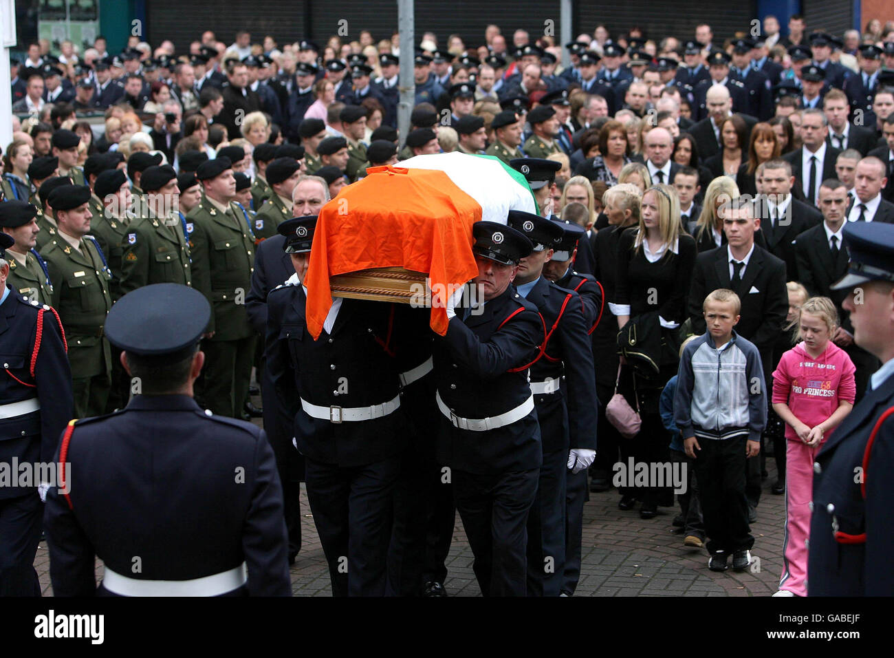 Le cercueil du pompier Brian Murray, qui est mort à la suite d'un incendie d'usine qui a également coûté la vie à son collègue Mark O'Shaughnessy, entre dans l'Église du Saint Rédempteur, Bray. Banque D'Images