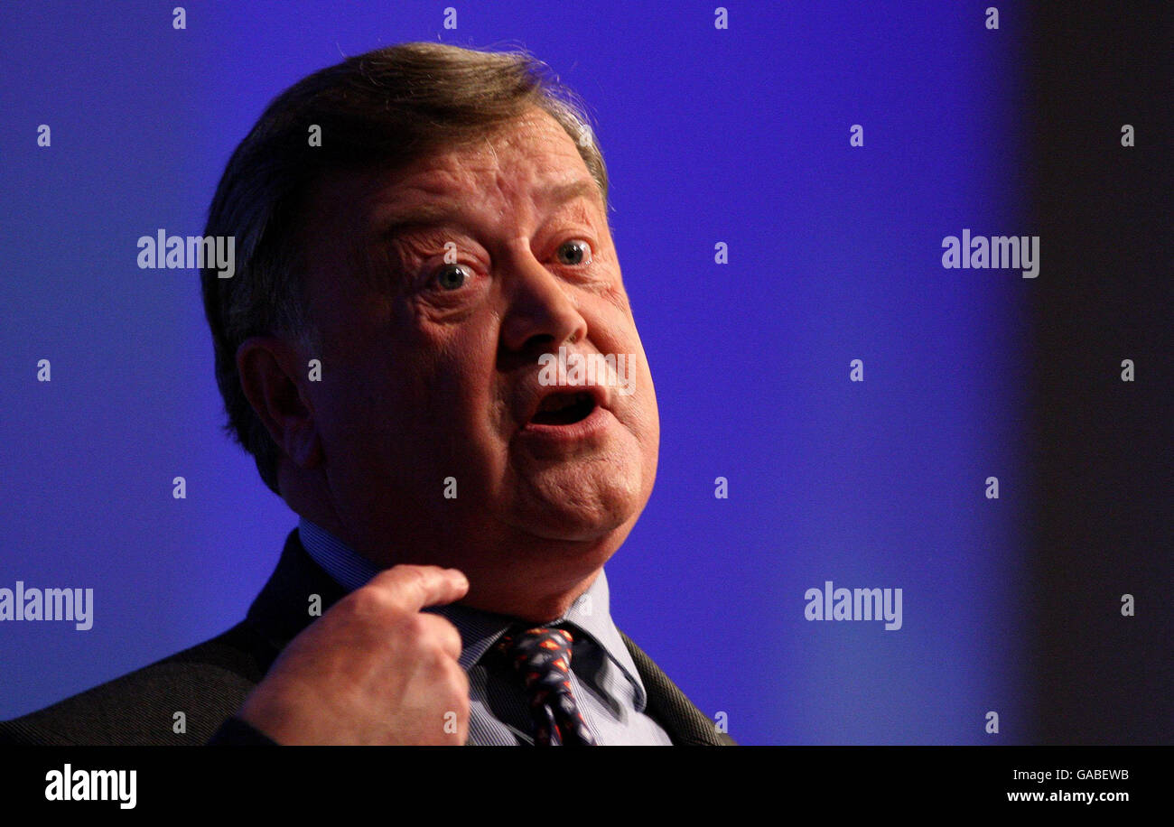 Kenneth Clarke, président du Groupe de travail sur la démocratie conservatrice, prend la parole à la Conférence conservatrice tenue aux Winter Gardens à Blackpool. Banque D'Images