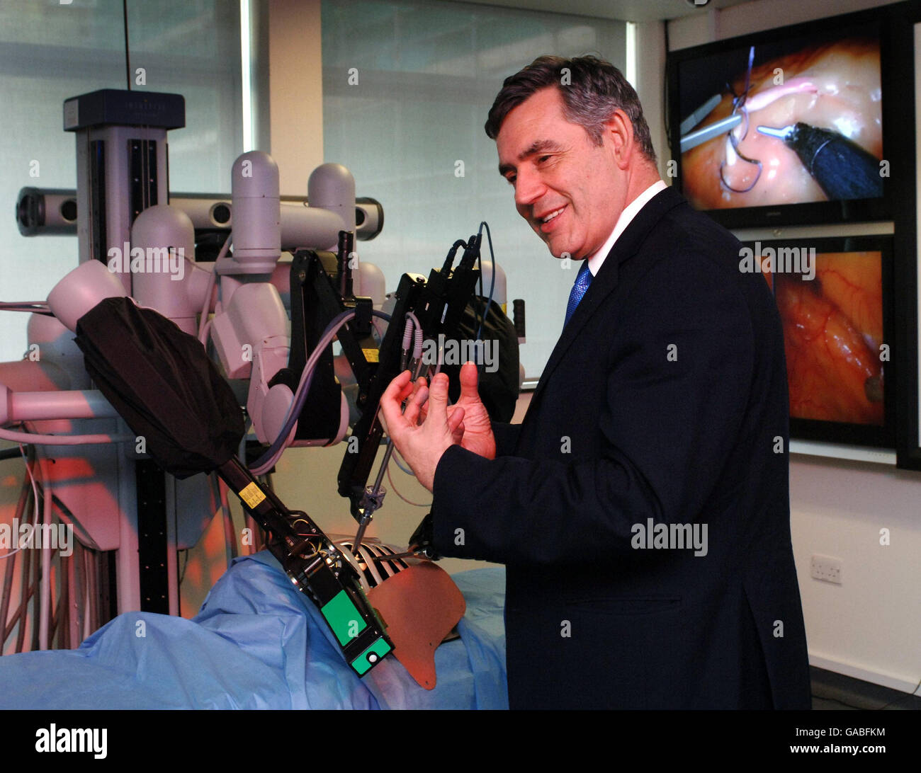 Le Premier ministre britannique Gordon Brown visite un théâtre d'opération virtuel utilisé pour la micro-chirurgie cardiaque, dans la salle d'imagerie médicale et de robotique du nouvel Institut de génie biomédical, Imperial College, Londres, En prévision de la publication jeudi du Rapport provisoire sur la santé par le nouveau ministre de la Santé et le célèbre chirurgien-cardiologue, le professeur Sir Ara Darzi. Banque D'Images