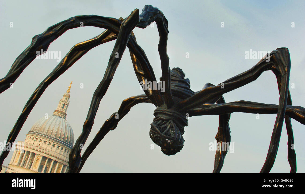 Une sculpture de l'artiste française Louise Bourgeois d'une araignée géante, Maman 1999, se trouve à l'extérieur de la galerie Tate Modern de Londres. Banque D'Images