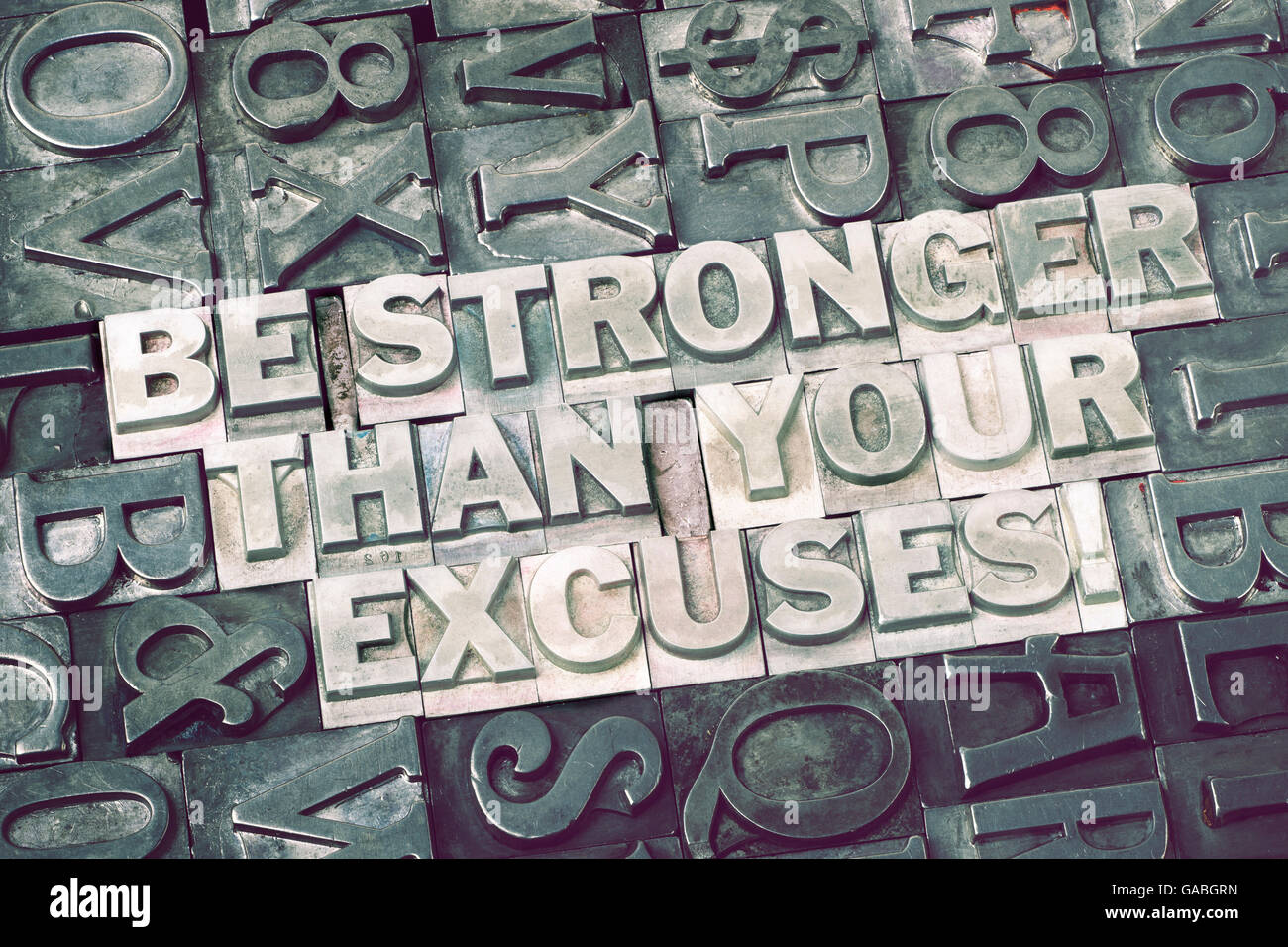 Être plus fort que votre phrase d'excuses faites de blocs de typogravure métallique avec un arrière-plan des lettres Banque D'Images