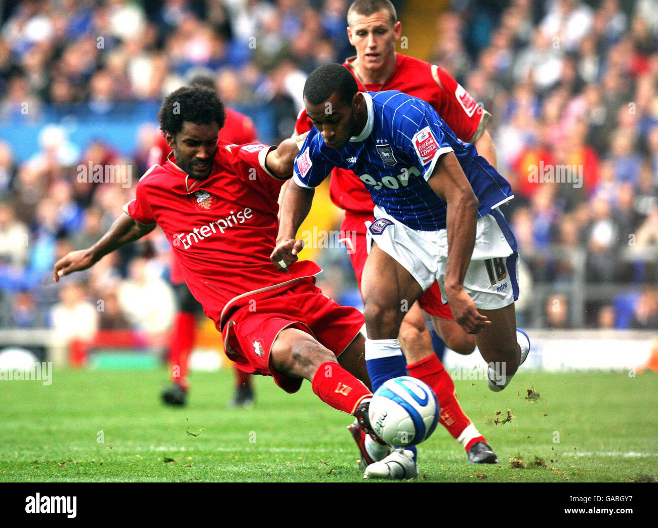 Danny Haynes, de la ville d'Ipswich, est affronté par Youl Mawene, de Preston North End, lors du match de championnat Coca-Cola à Portman Road, à Ipswich. Banque D'Images