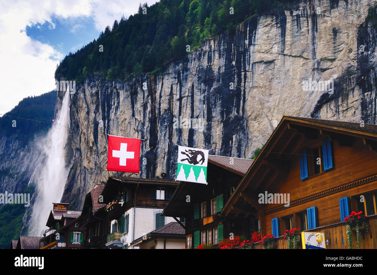 Maisons de Lauterbrunnen (Suisse) et Staubbach Falls Banque D'Images