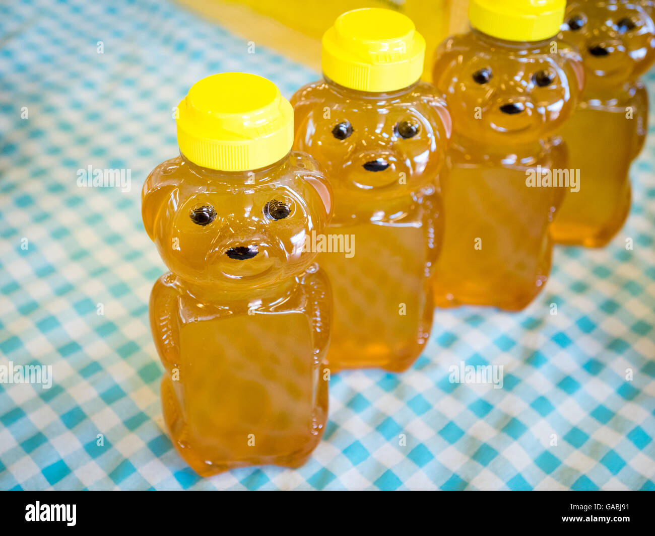 Bouteilles d'ours de miel, à l'affiche à l'Old Strathcona Farmers' Market à Edmonton, Alberta, Canada. Banque D'Images