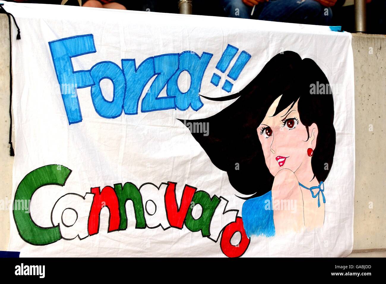Football - coupe du monde de la FIFA 2002 - Groupe G - Italie / Croatie.Un fan italien espère attirer l'attention de Fabio Cannavaro Banque D'Images